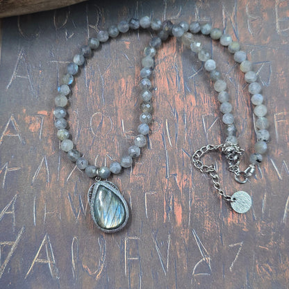 Trumpas vėrinys su labradorito pakabuku ir labradorito karoliukais