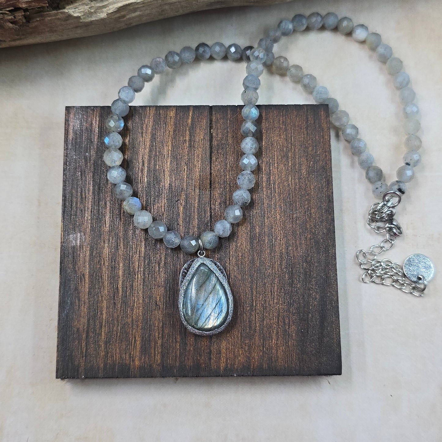 Trumpas vėrinys su labradorito pakabuku ir labradorito karoliukais