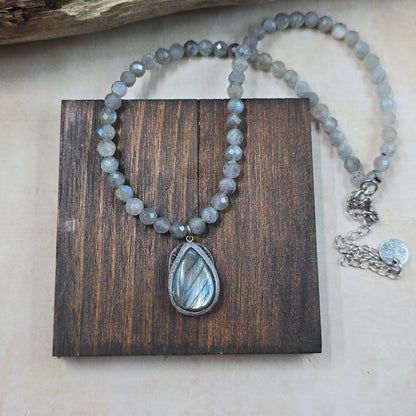 Trumpas vėrinys su labradorito pakabuku ir labradorito karoliukais