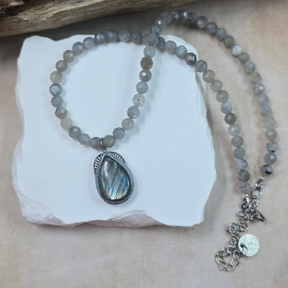 Trumpas vėrinys su labradorito pakabuku ir labradorito karoliukais