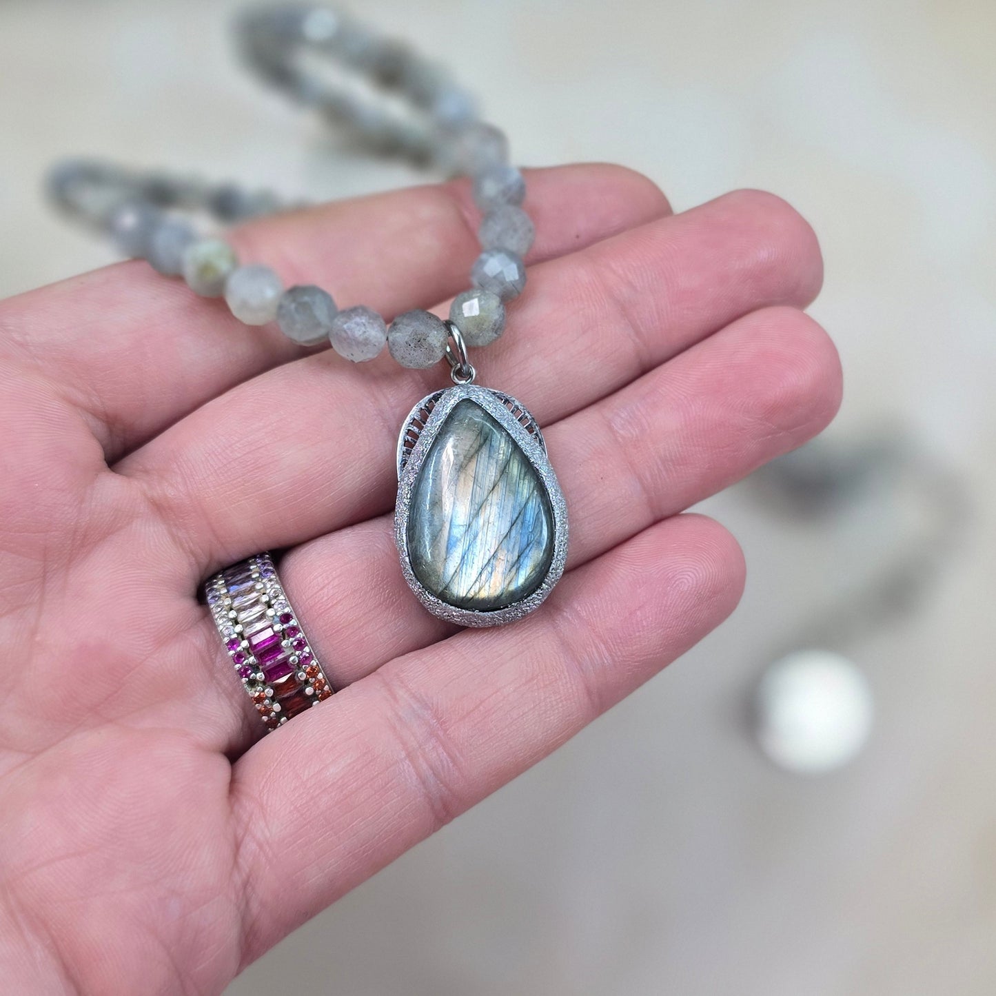 Trumpas vėrinys su labradorito pakabuku ir labradorito karoliukais