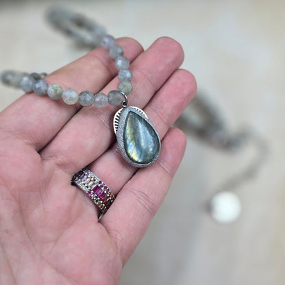 Trumpas vėrinys su labradorito pakabuku ir labradorito karoliukais