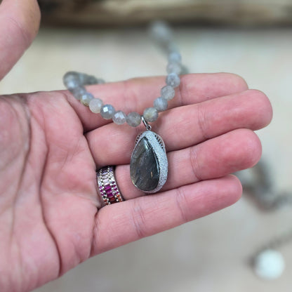 Trumpas vėrinys su labradorito pakabuku ir labradorito karoliukais