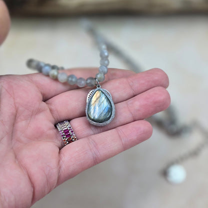 Trumpas vėrinys su labradorito pakabuku ir labradorito karoliukais