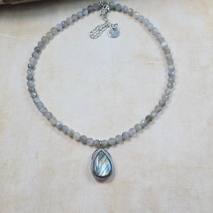 Trumpas vėrinys su labradorito pakabuku ir labradorito karoliukais