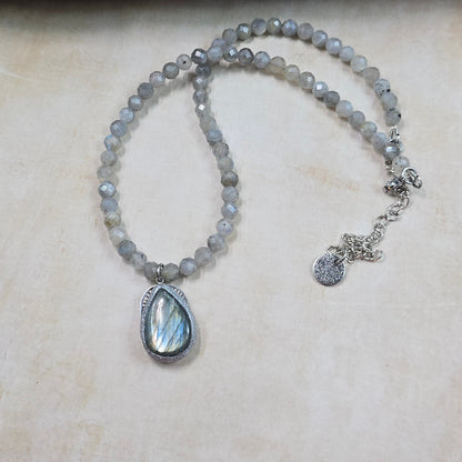 Trumpas vėrinys su labradorito pakabuku ir labradorito karoliukais