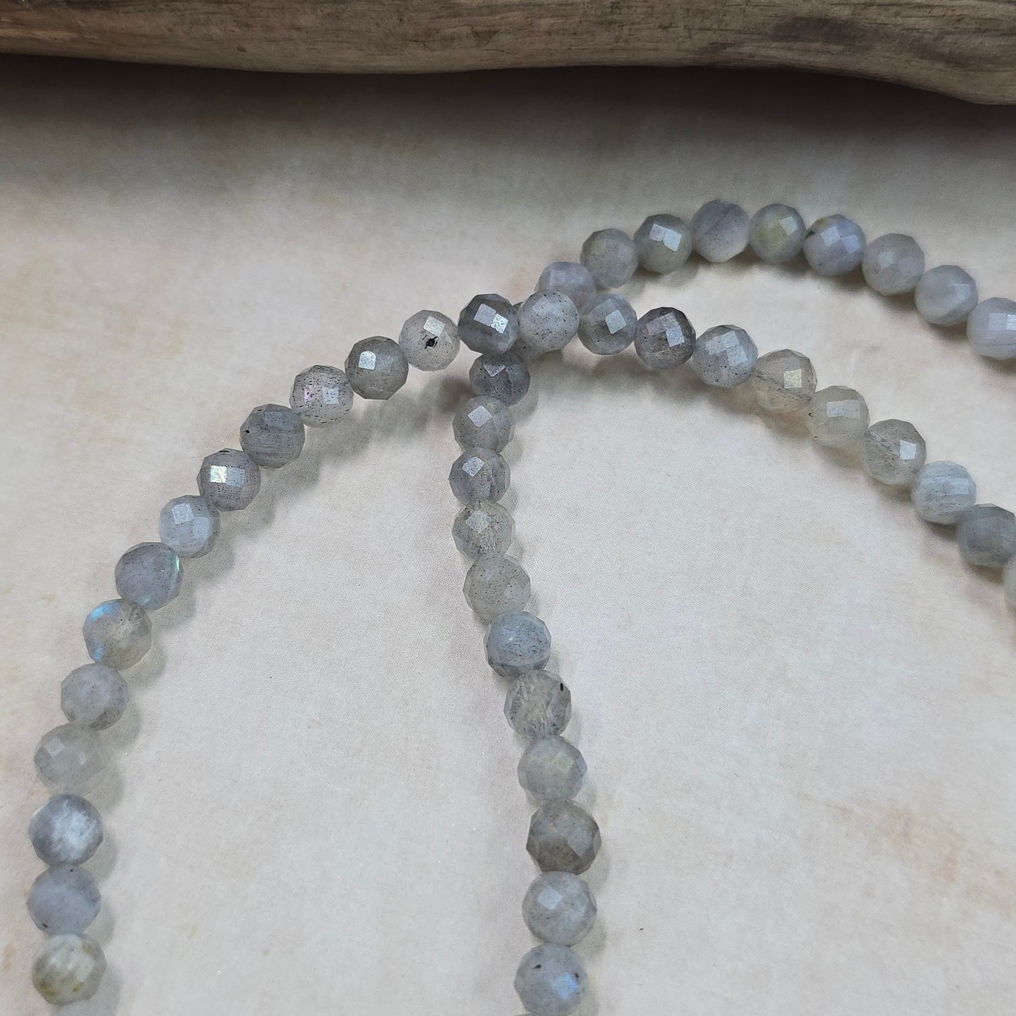 Trumpas vėrinys su labradorito pakabuku ir labradorito karoliukais