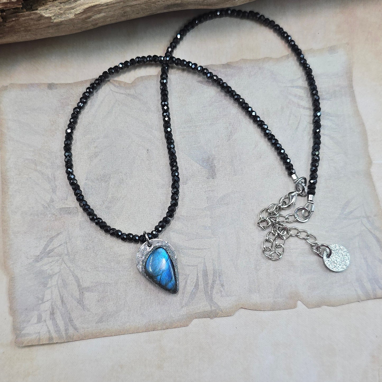 Trumpas hematito ir juodo cirkonio vėrinys