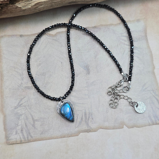 Trumpas vėrinys juodo cirkonio ir labradorito vėrinys