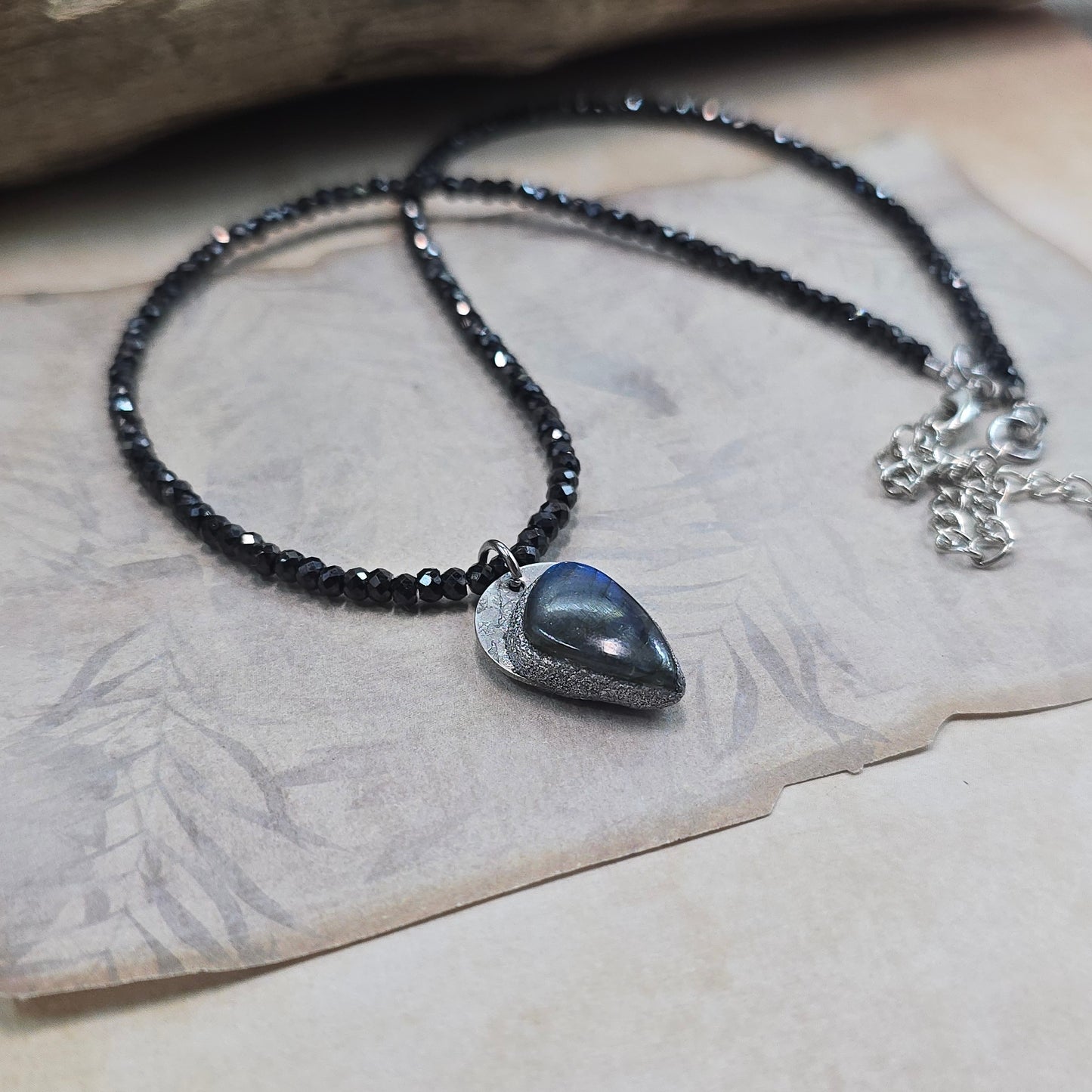 Trumpas hematito ir juodo cirkonio vėrinys