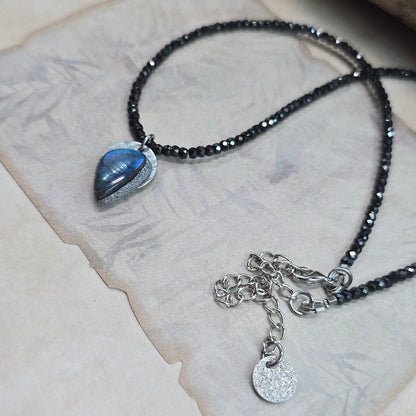 Trumpas hematito ir juodo cirkonio vėrinys