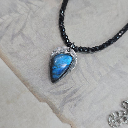 Trumpas hematito ir juodo cirkonio vėrinys