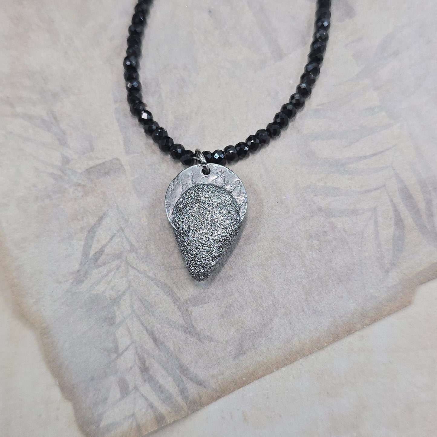 Trumpas hematito ir juodo cirkonio vėrinys