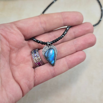 Trumpas hematito ir juodo cirkonio vėrinys