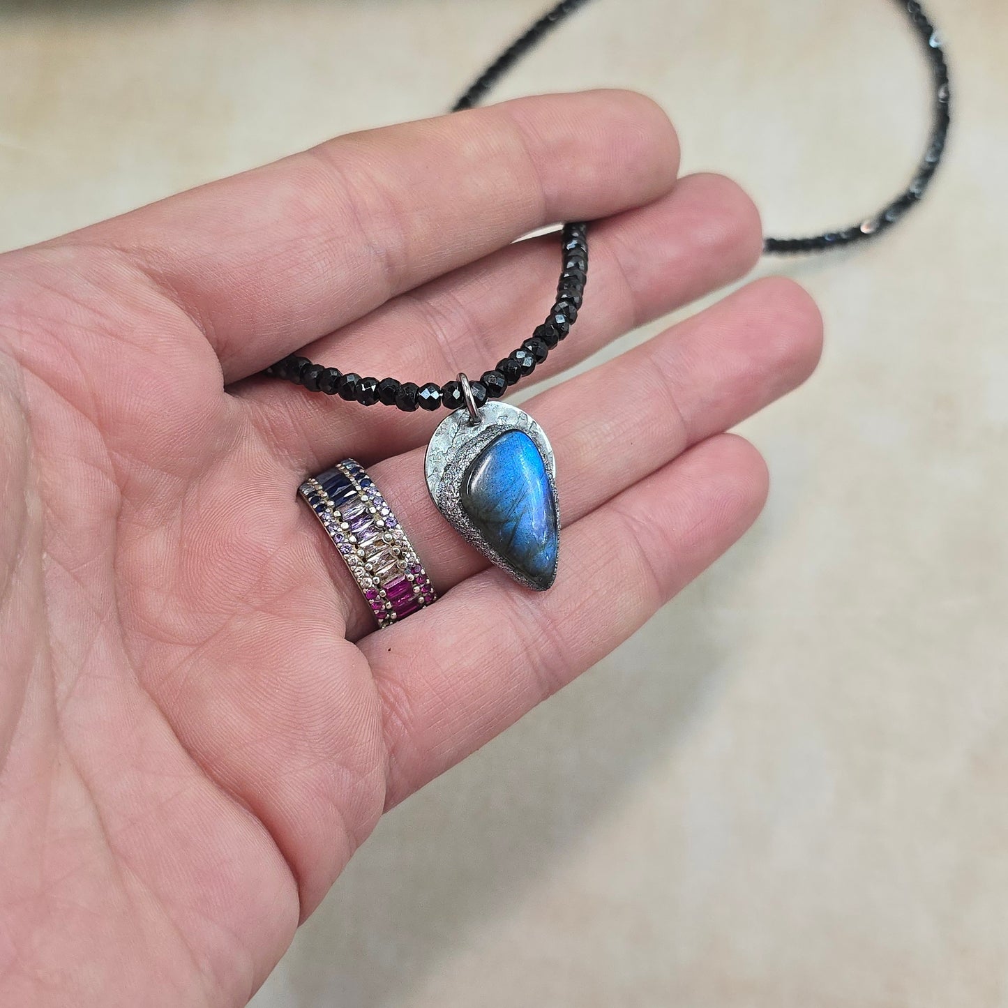 Trumpas hematito ir juodo cirkonio vėrinys