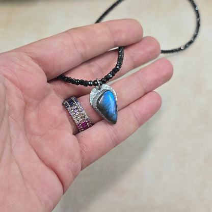 Trumpas hematito ir juodo cirkonio vėrinys