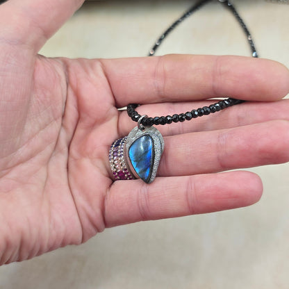 Trumpas hematito ir juodo cirkonio vėrinys