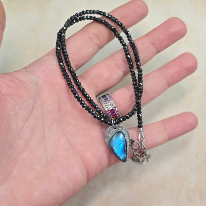 Trumpas hematito ir juodo cirkonio vėrinys