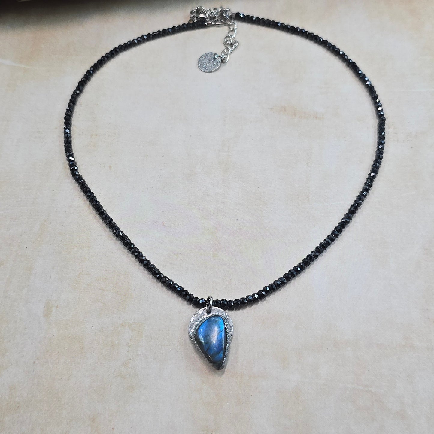 Trumpas hematito ir juodo cirkonio vėrinys