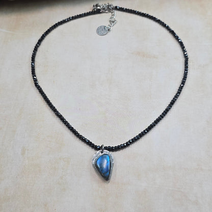 Trumpas hematito ir juodo cirkonio vėrinys