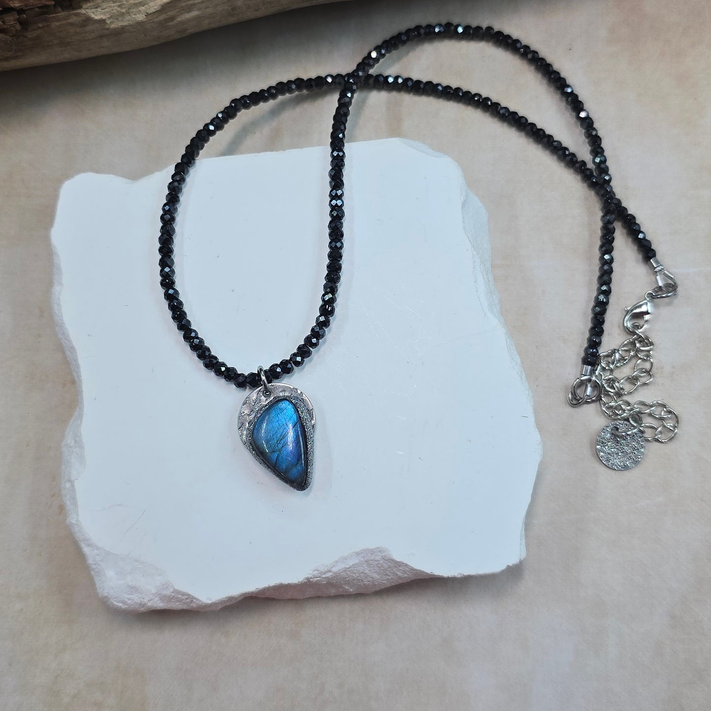 Trumpas hematito ir juodo cirkonio vėrinys