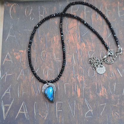 Trumpas hematito ir juodo cirkonio vėrinys