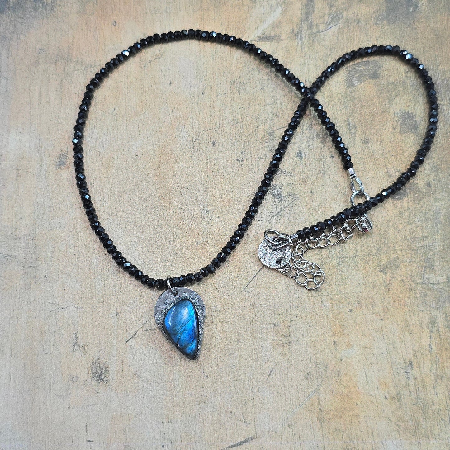 Trumpas hematito ir juodo cirkonio vėrinys