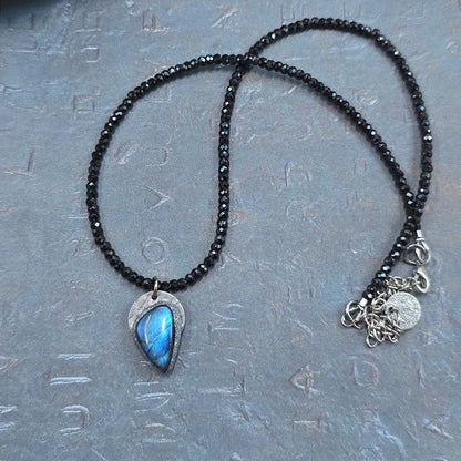 Trumpas hematito ir juodo cirkonio vėrinys