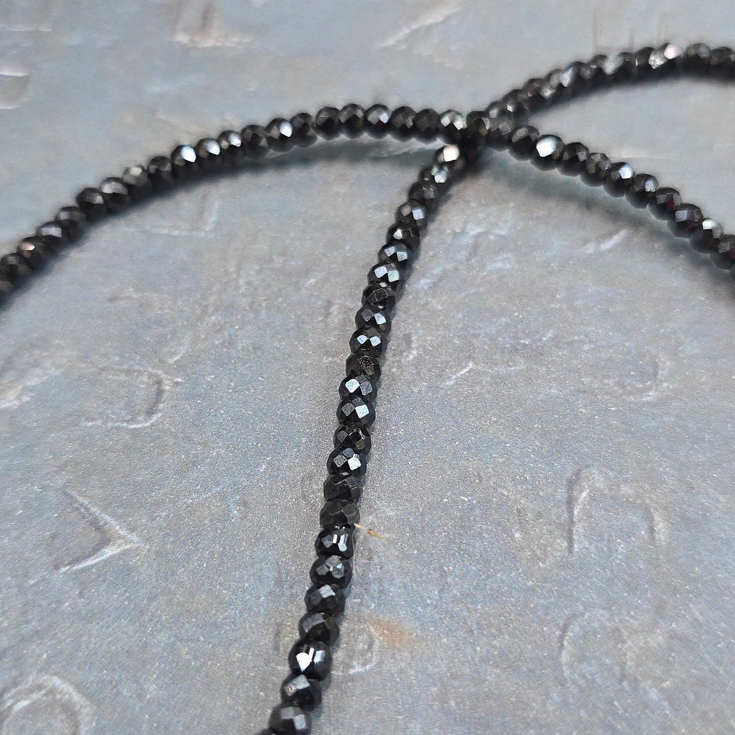 Trumpas hematito ir juodo cirkonio vėrinys