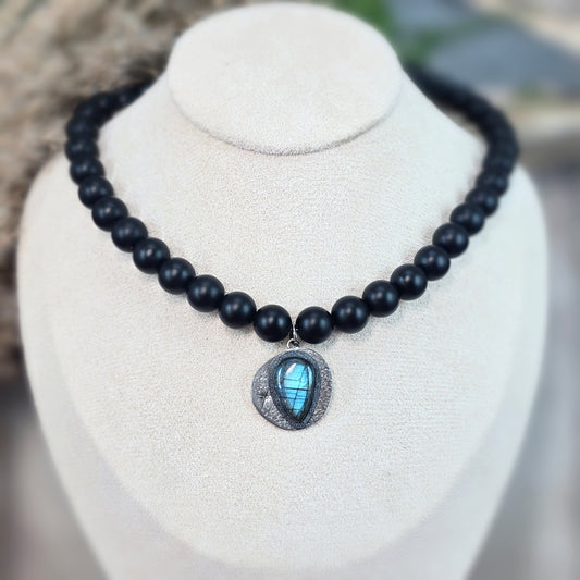 Trumpas vėrinys su labradoritu ir šungitu