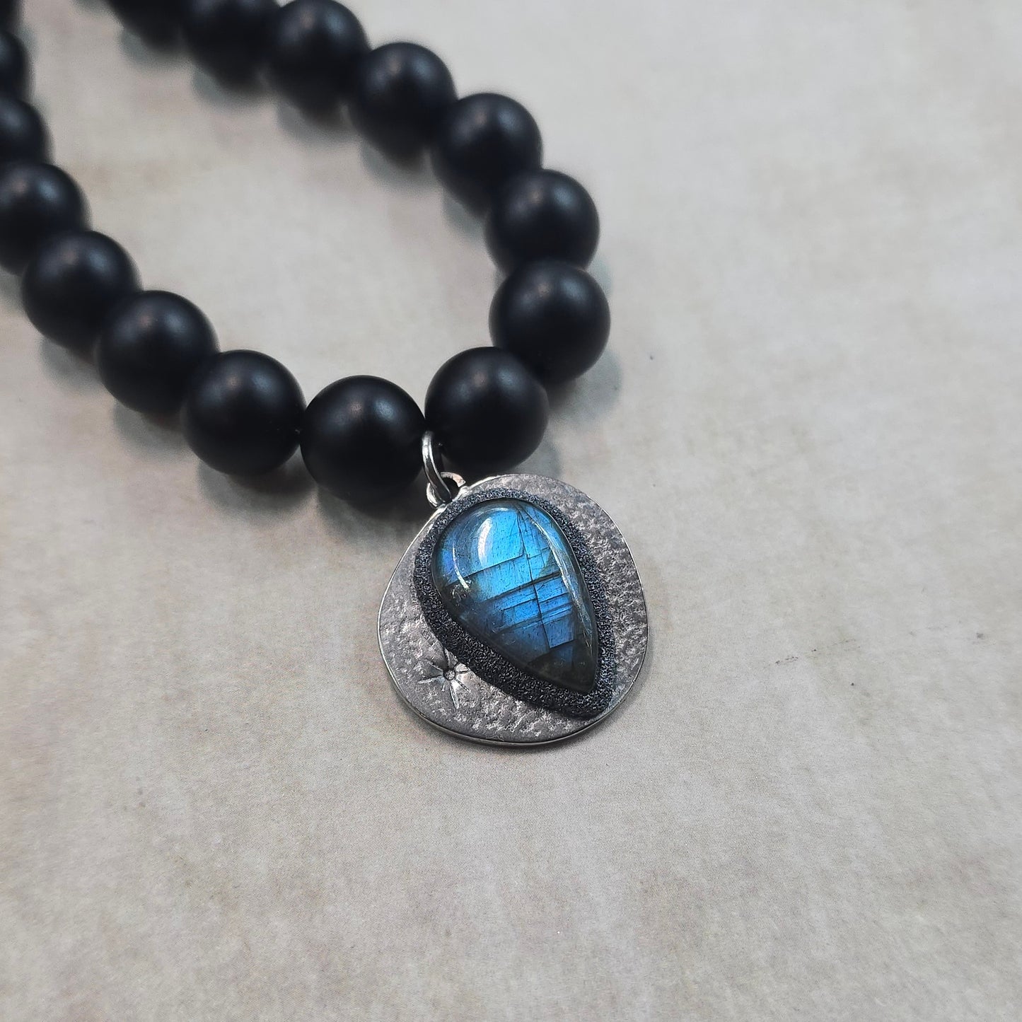 Trumpas vėrinys su labradoritu ir šungitu