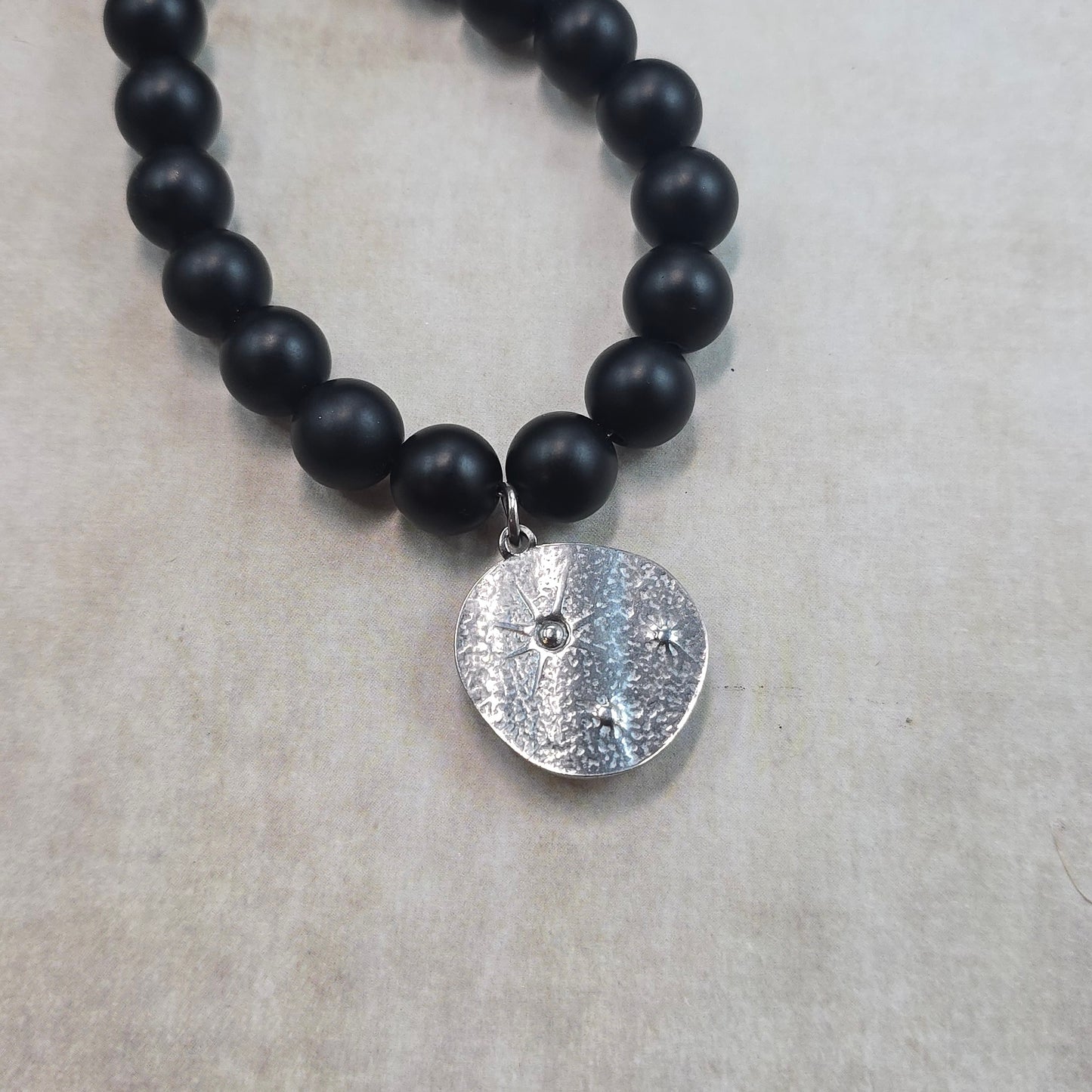 Trumpas vėrinys su labradoritu ir šungitu