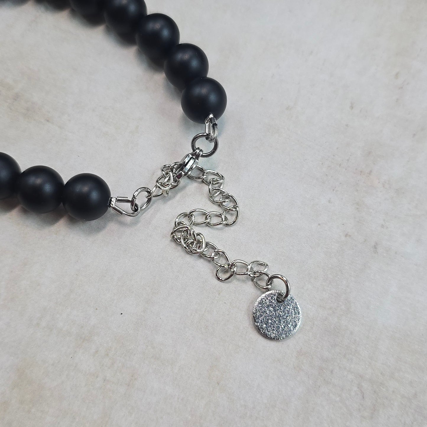 Trumpas vėrinys su labradoritu ir šungitu