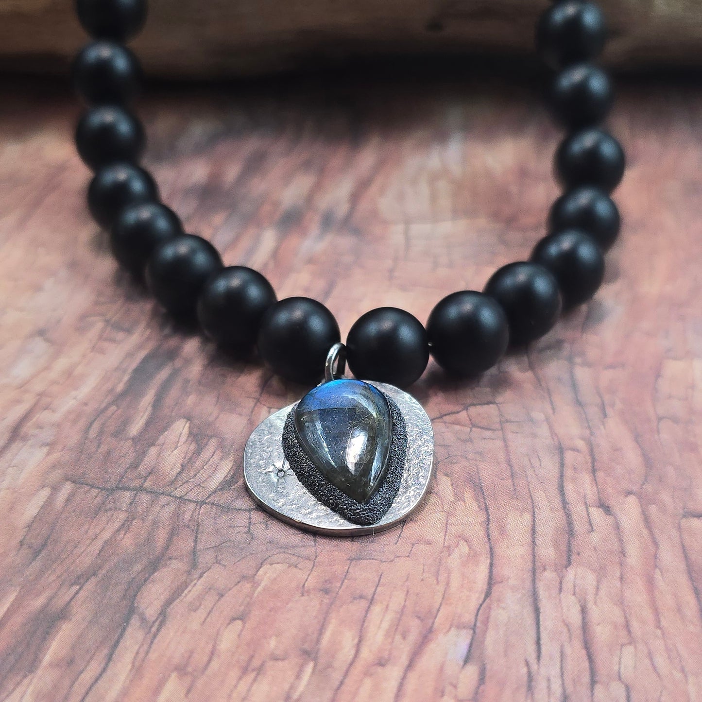 Trumpas vėrinys su labradoritu ir šungitu