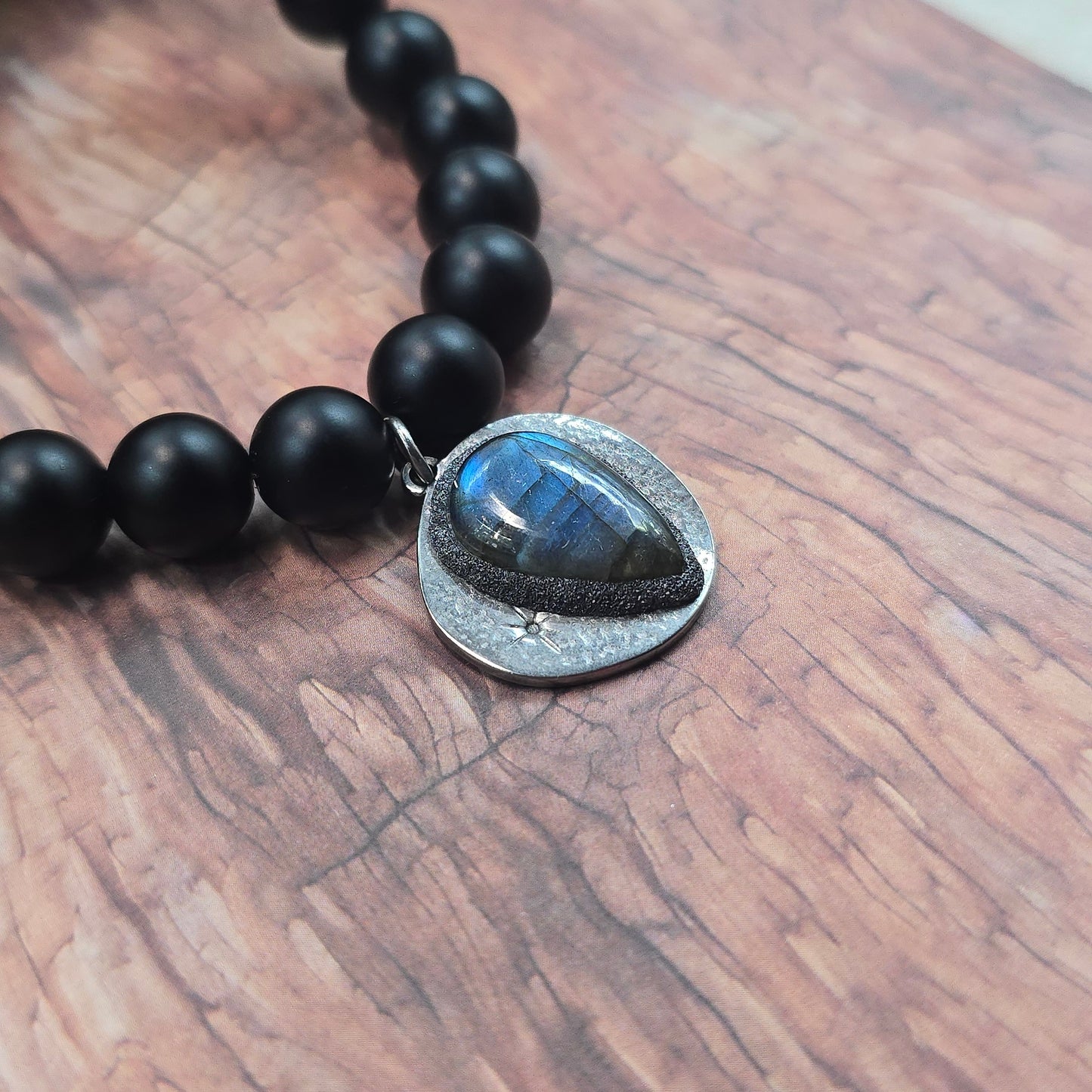 Trumpas vėrinys su labradoritu ir šungitu