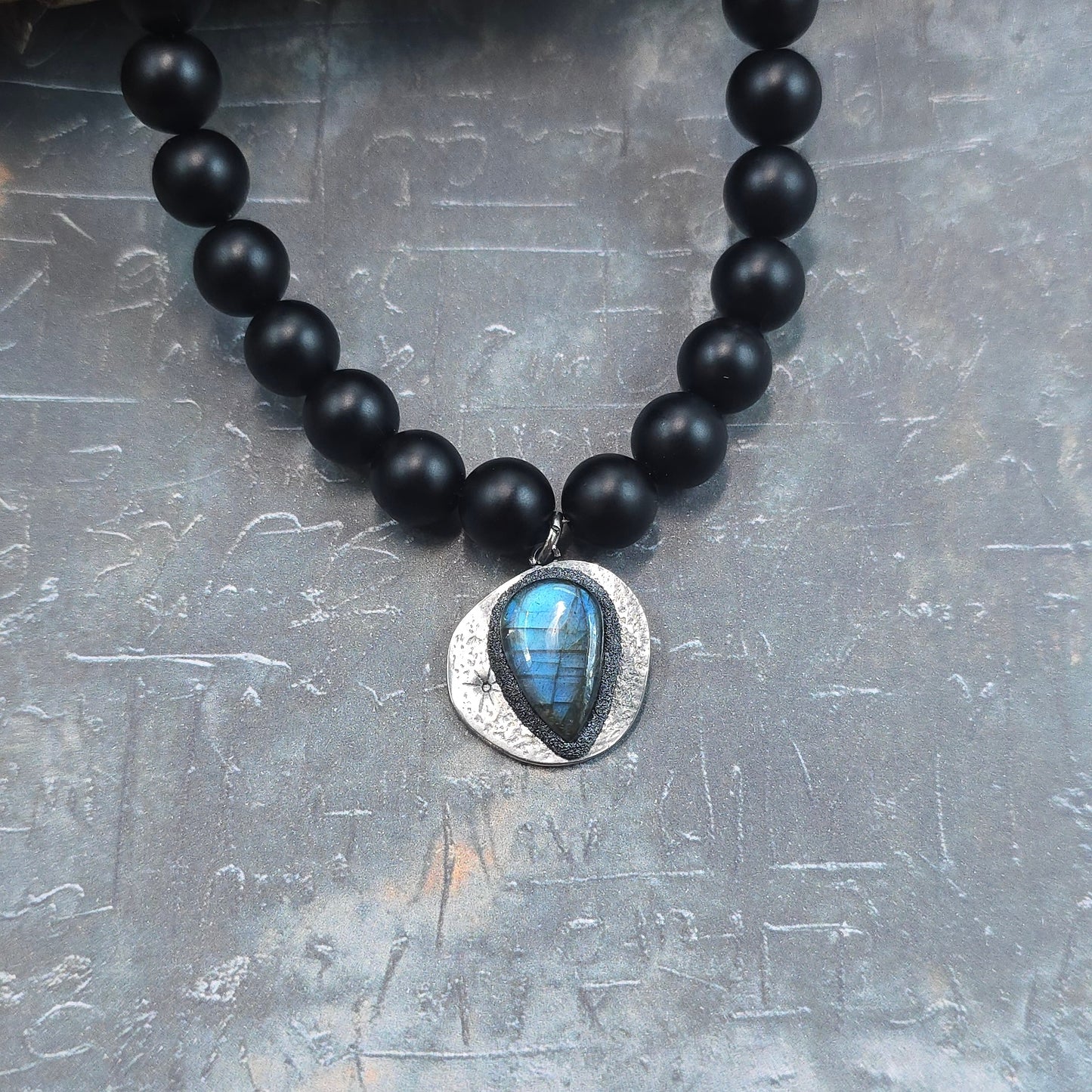 Trumpas vėrinys su labradoritu ir šungitu