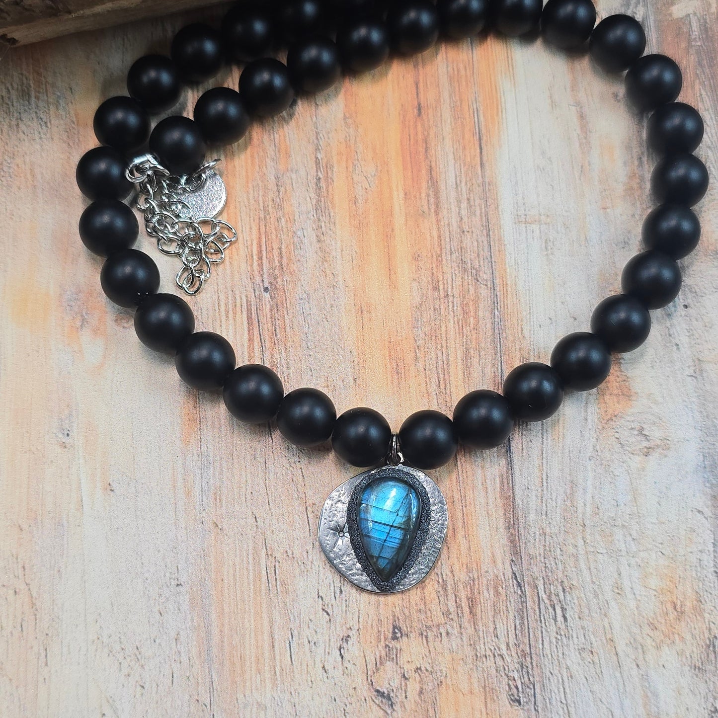 Trumpas vėrinys su labradoritu ir šungitu