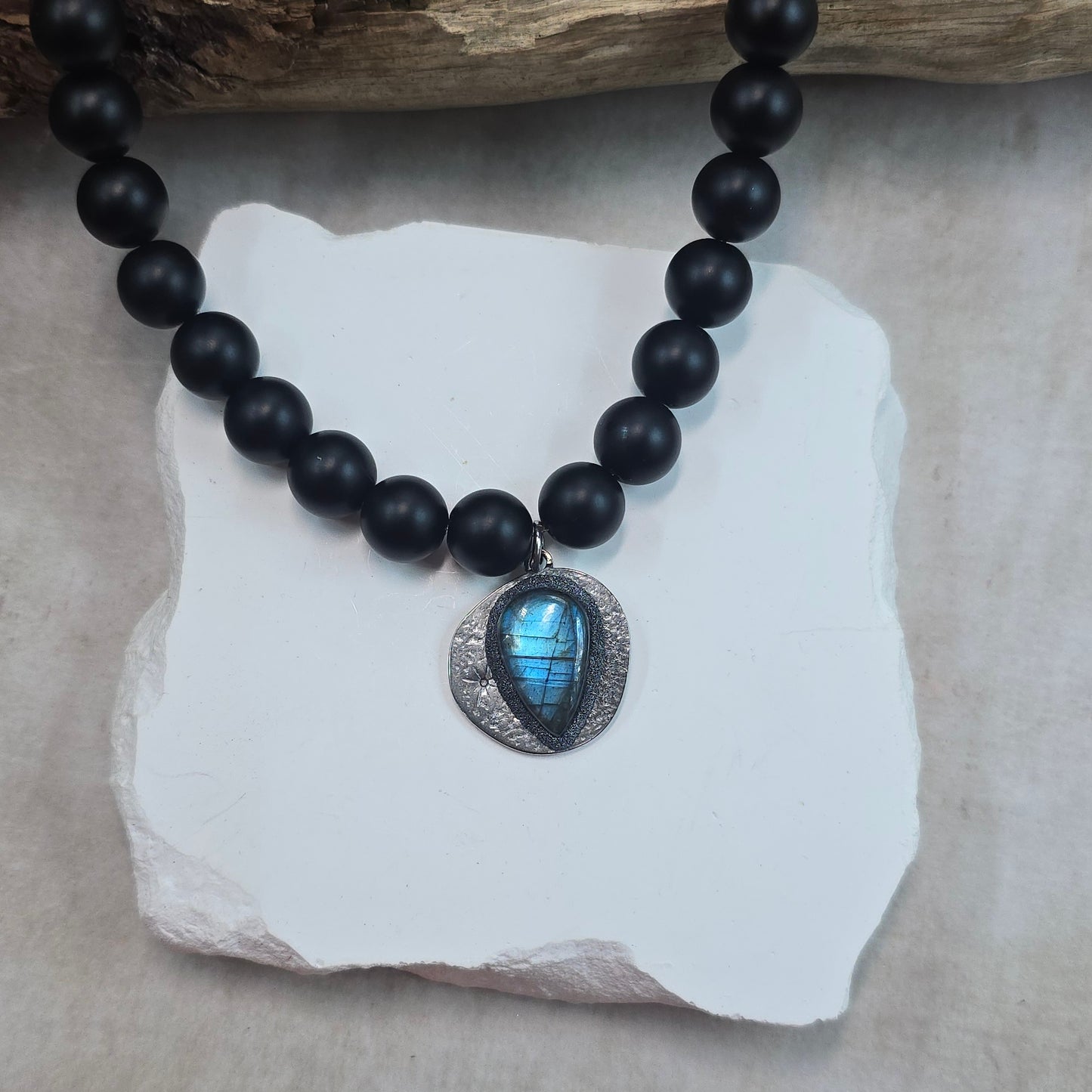 Trumpas vėrinys su labradoritu ir šungitu