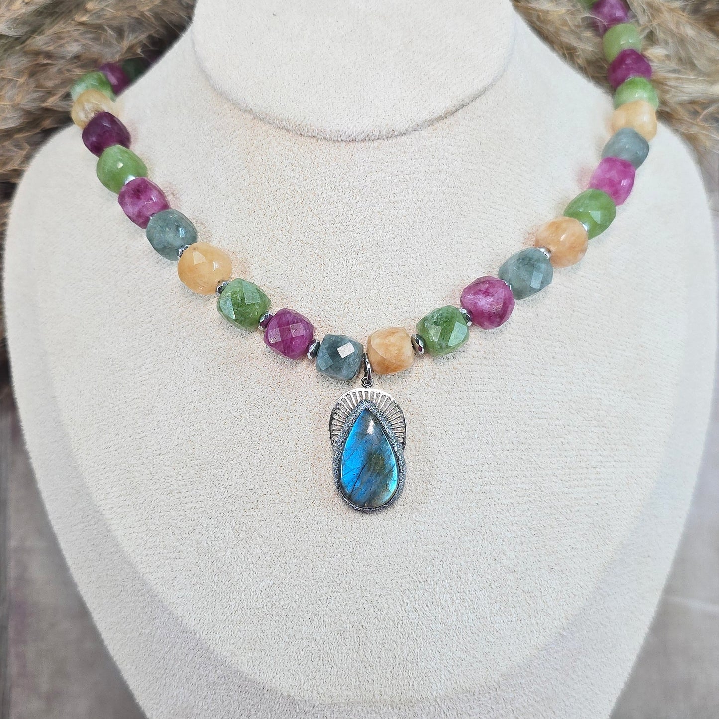 Trumpas vėrinys su labradoritu ir sintetiniu spalvotu akmeniu