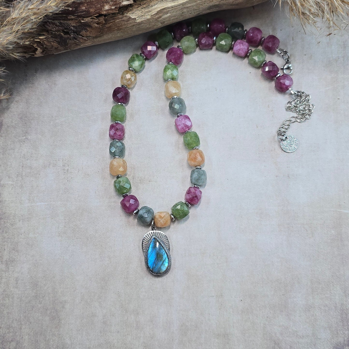 Trumpas vėrinys su labradoritu ir sintetiniu spalvotu akmeniu