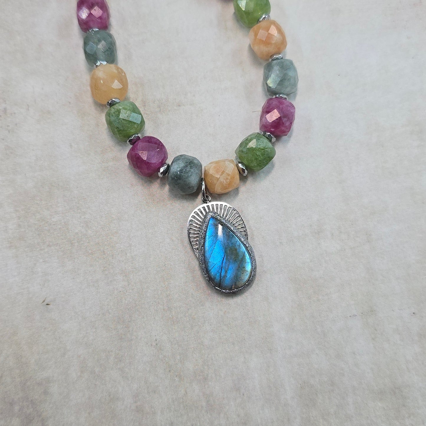 Trumpas vėrinys su labradoritu ir sintetiniu spalvotu akmeniu