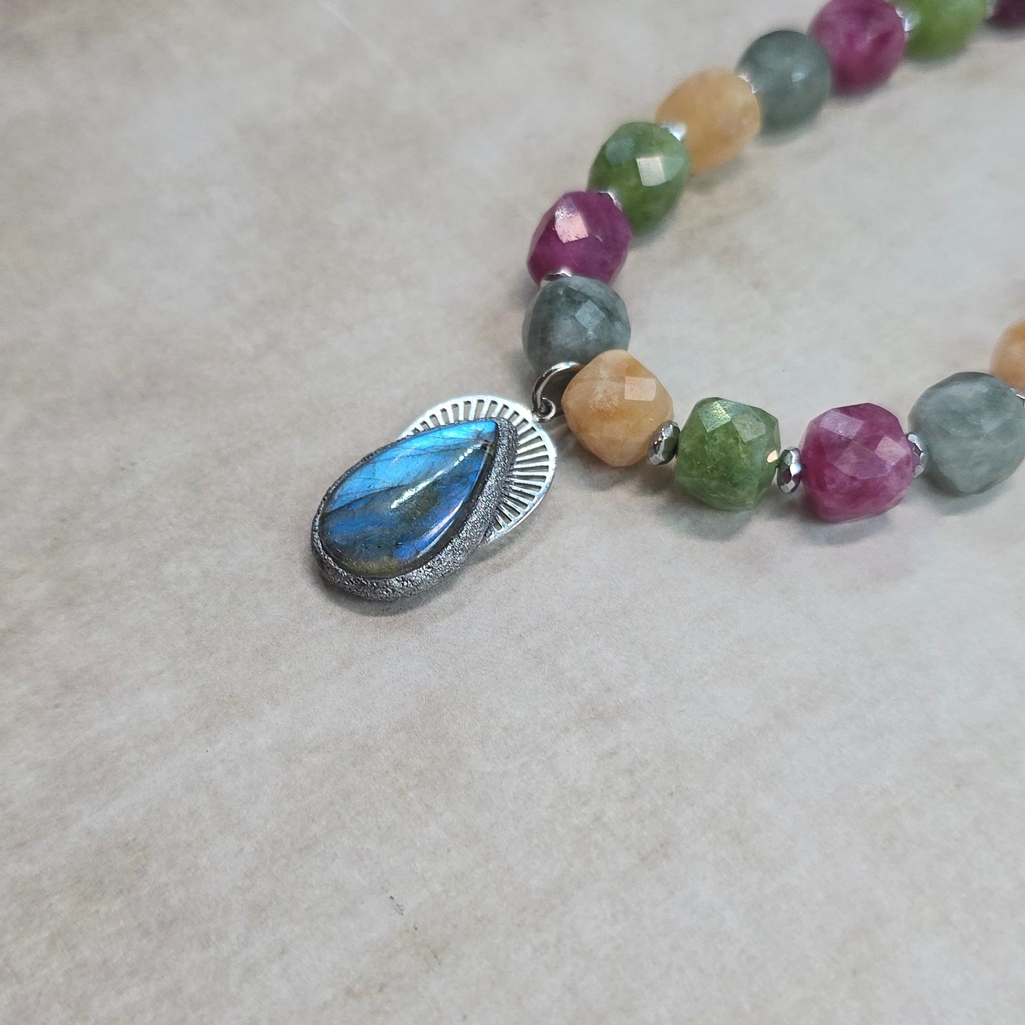 Trumpas vėrinys su labradoritu ir sintetiniu spalvotu akmeniu