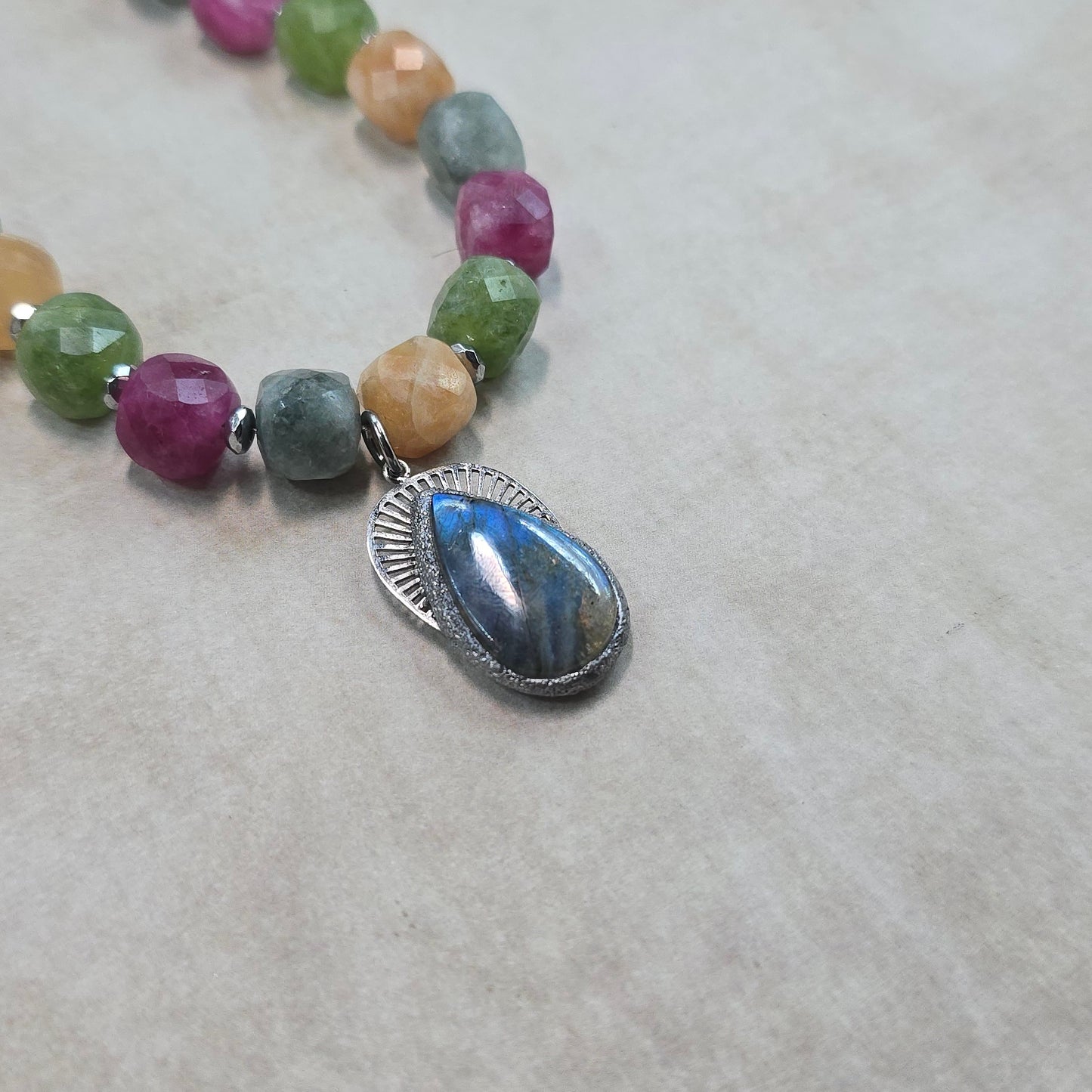 Trumpas vėrinys su labradoritu ir sintetiniu spalvotu akmeniu