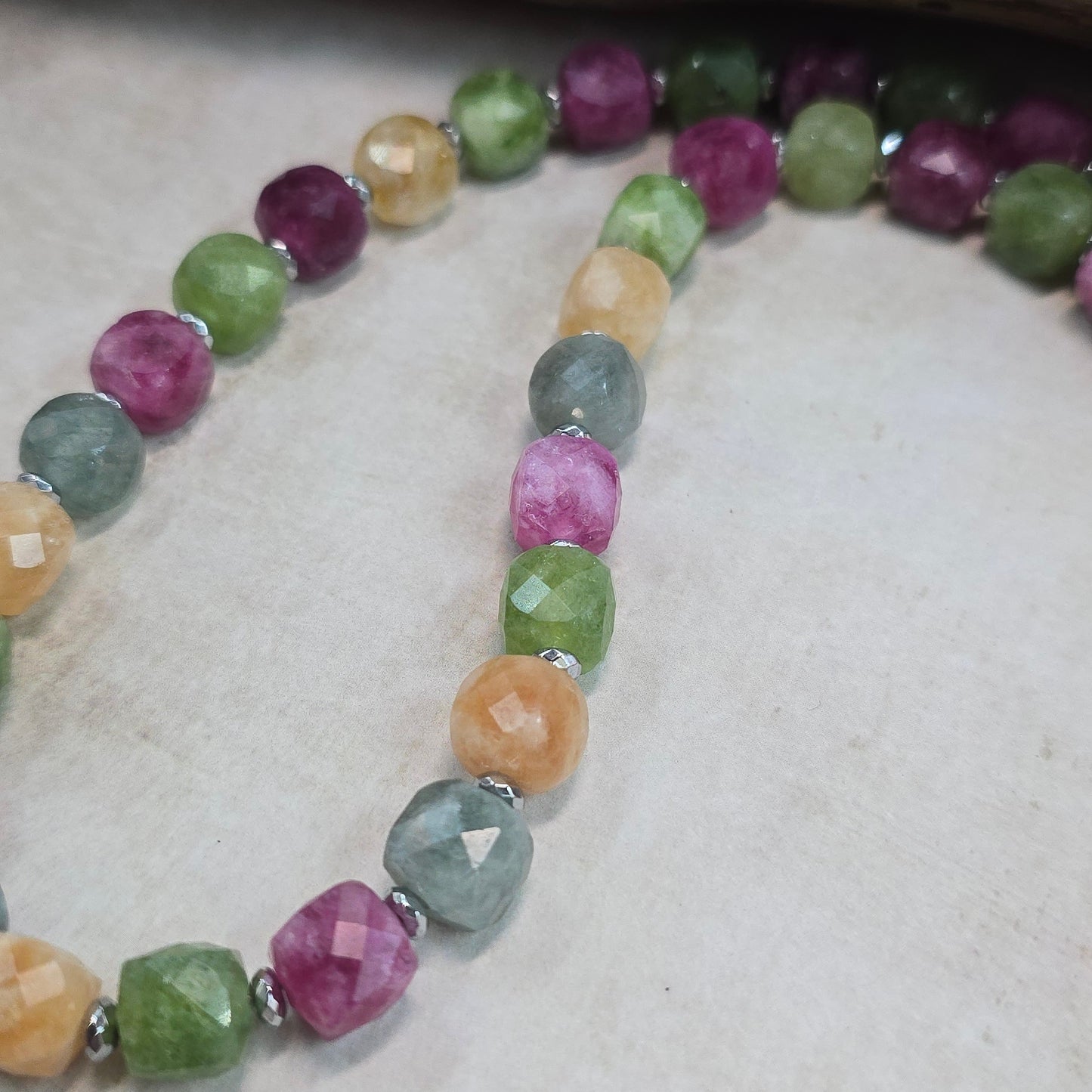 Trumpas vėrinys su labradoritu ir sintetiniu spalvotu akmeniu