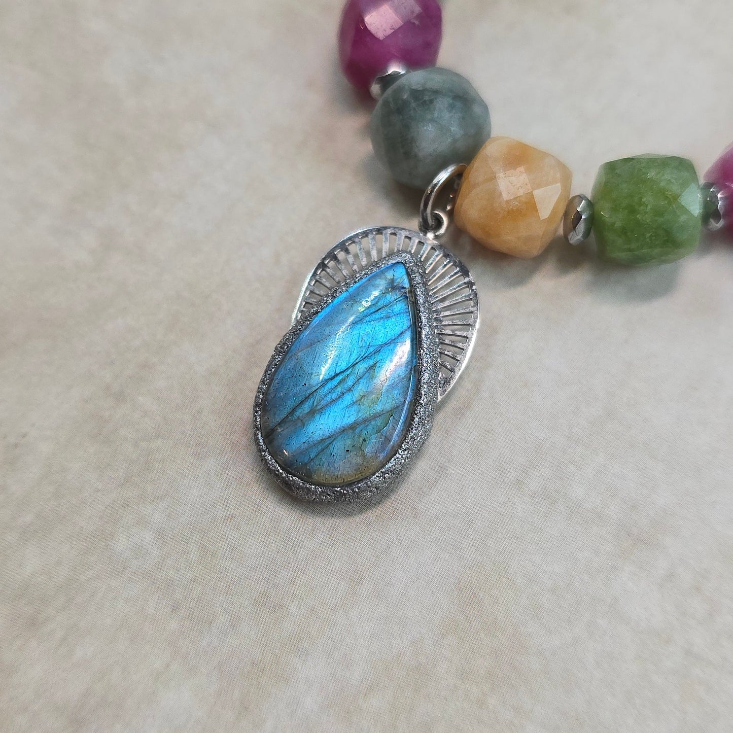 Trumpas vėrinys su labradoritu ir sintetiniu spalvotu akmeniu