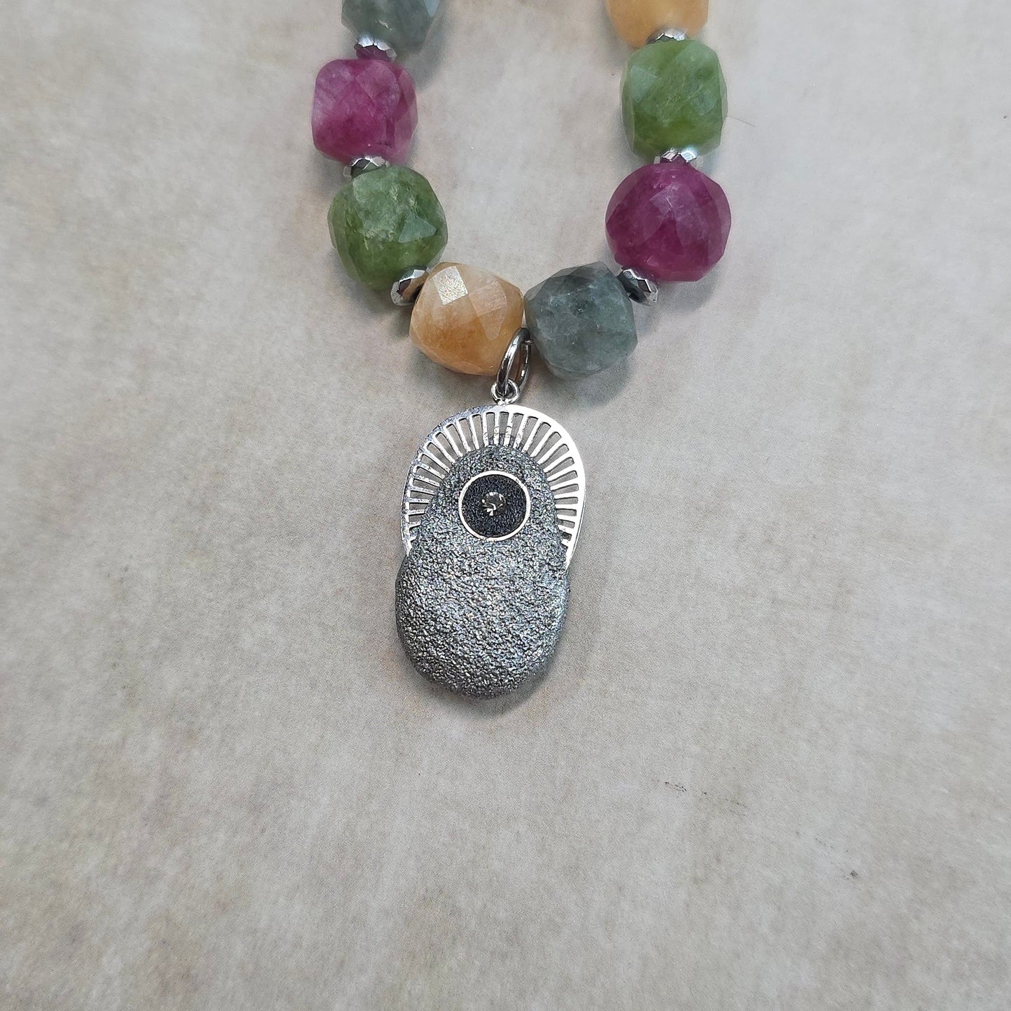 Trumpas vėrinys su labradoritu ir sintetiniu spalvotu akmeniu