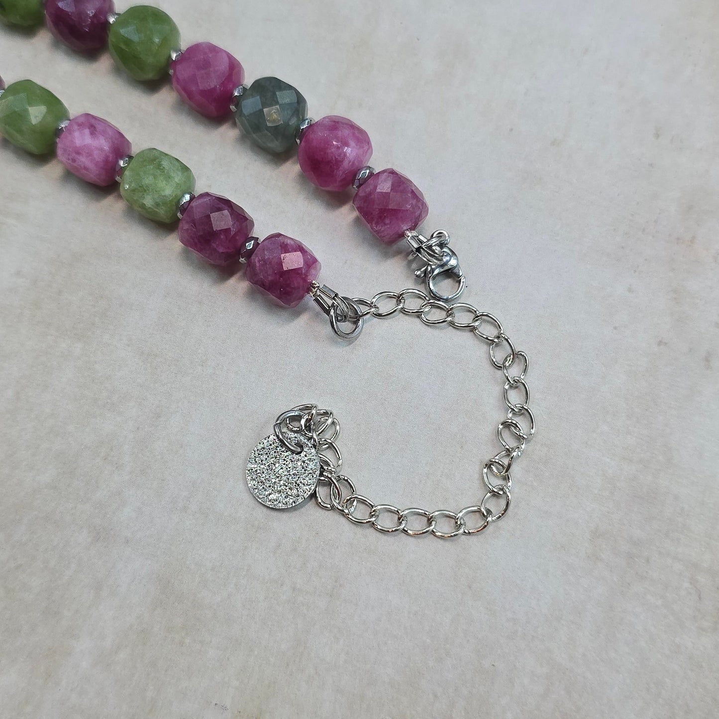 Trumpas vėrinys su labradoritu ir sintetiniu spalvotu akmeniu