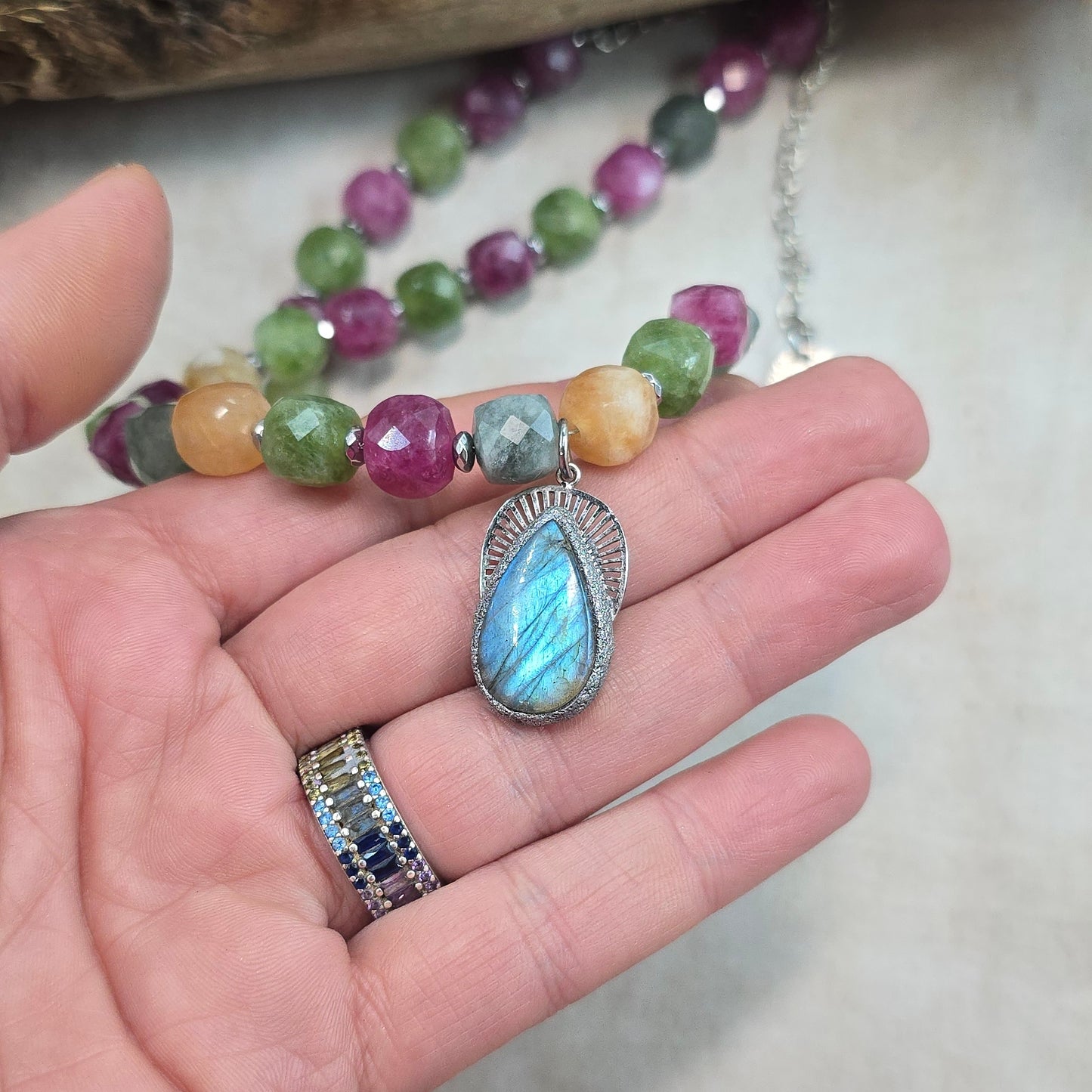 Trumpas vėrinys su labradoritu ir sintetiniu spalvotu akmeniu