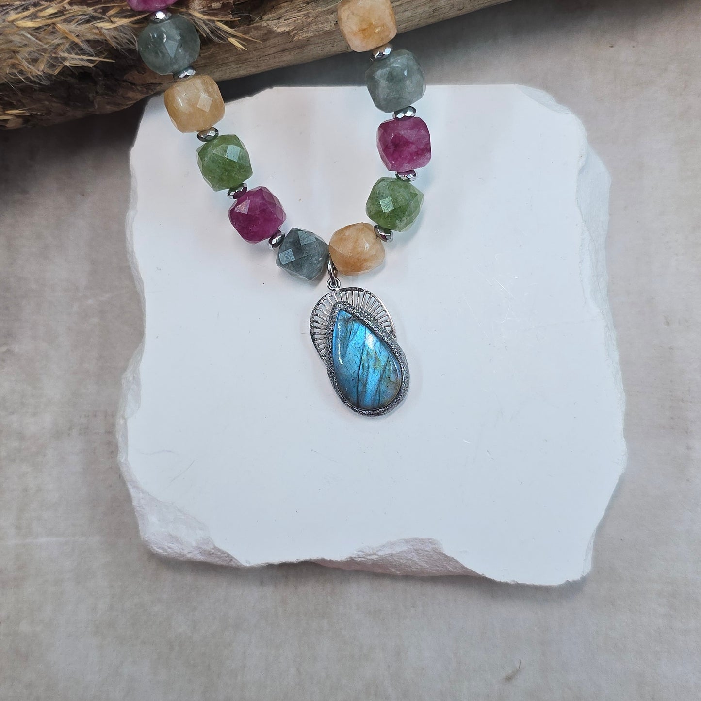 Trumpas vėrinys su labradoritu ir sintetiniu spalvotu akmeniu