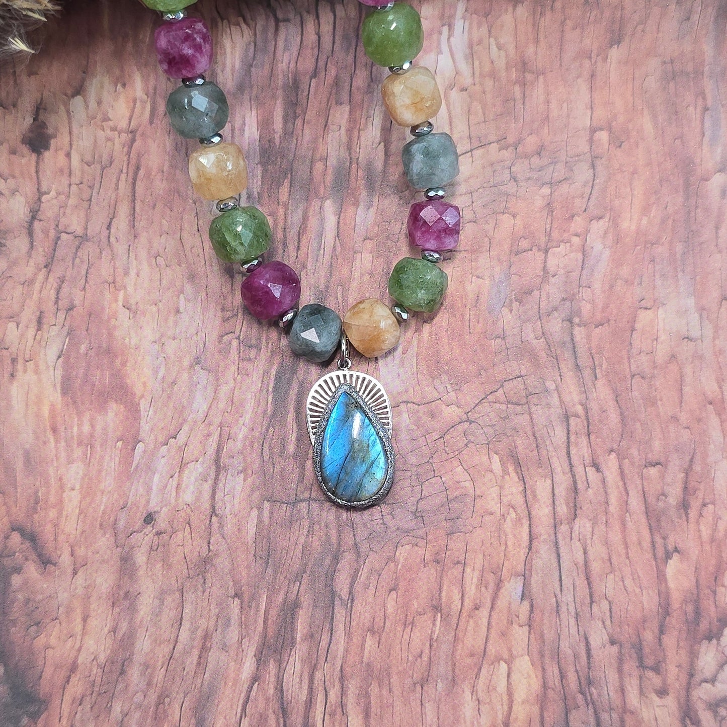 Trumpas vėrinys su labradoritu ir sintetiniu spalvotu akmeniu